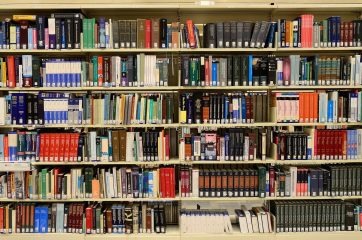 Library - Foto von Iñaki del Olmo auf Unsplash
