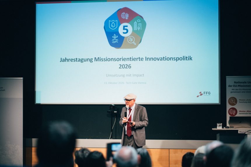 Klaus Schuch gives a key-note in the MOIP event